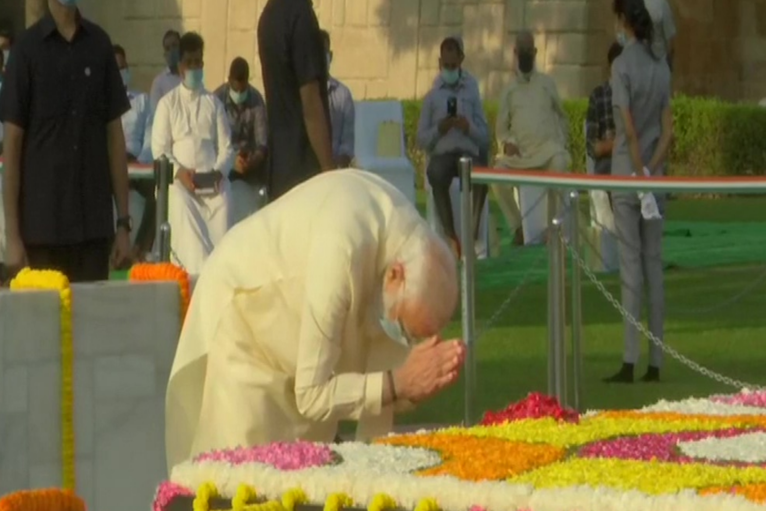 Modi pay tributes to mahatma gandhi