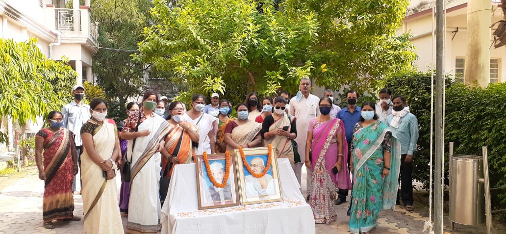 leaders paid tribute to mahatma gandhi in uttar pradesh