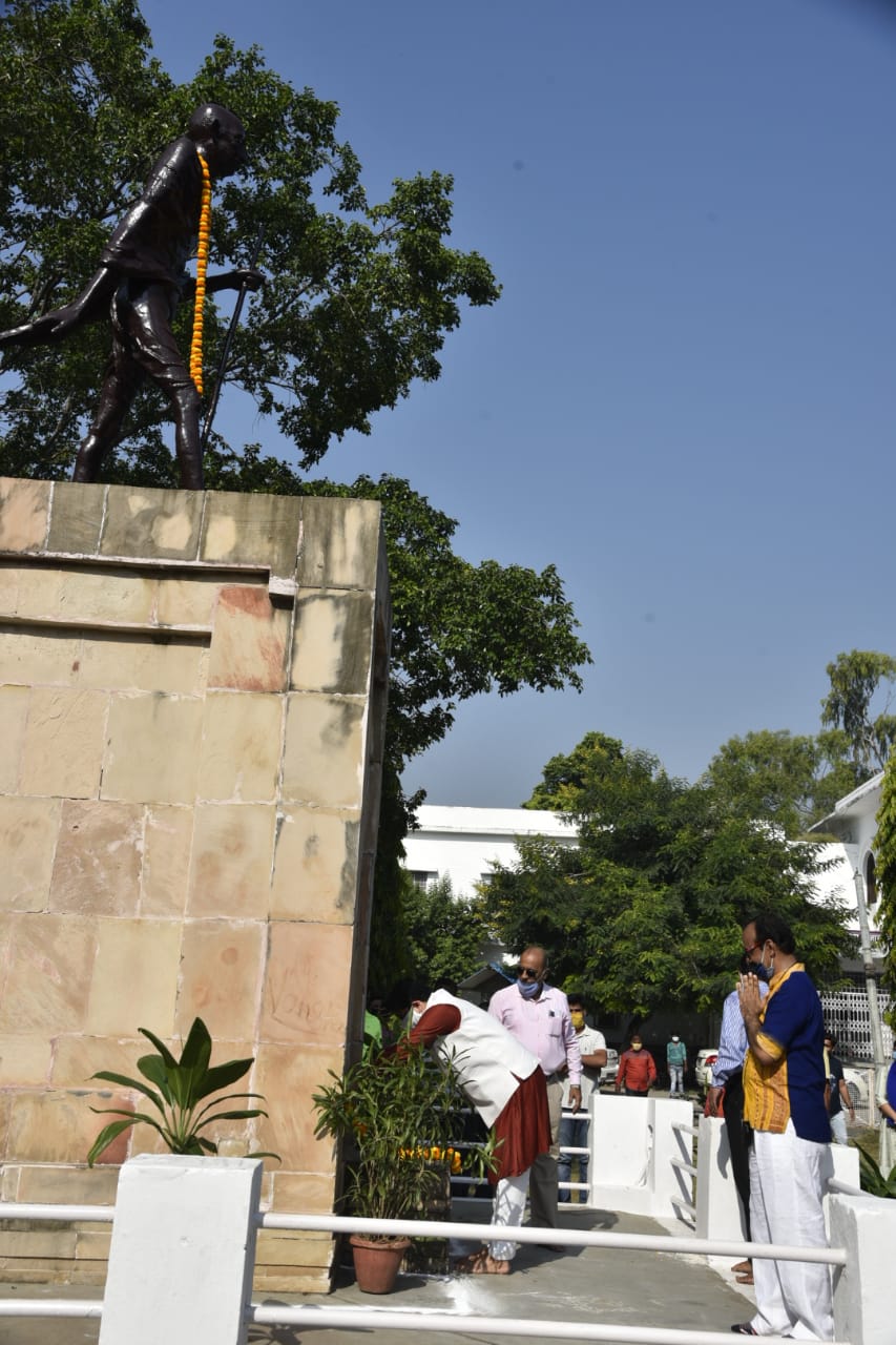 leaders paid tribute to mahatma gandhi in uttar pradesh