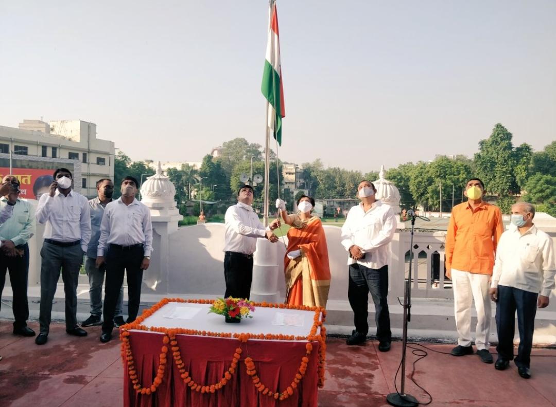 leaders paid tribute to mahatma gandhi in uttar pradesh