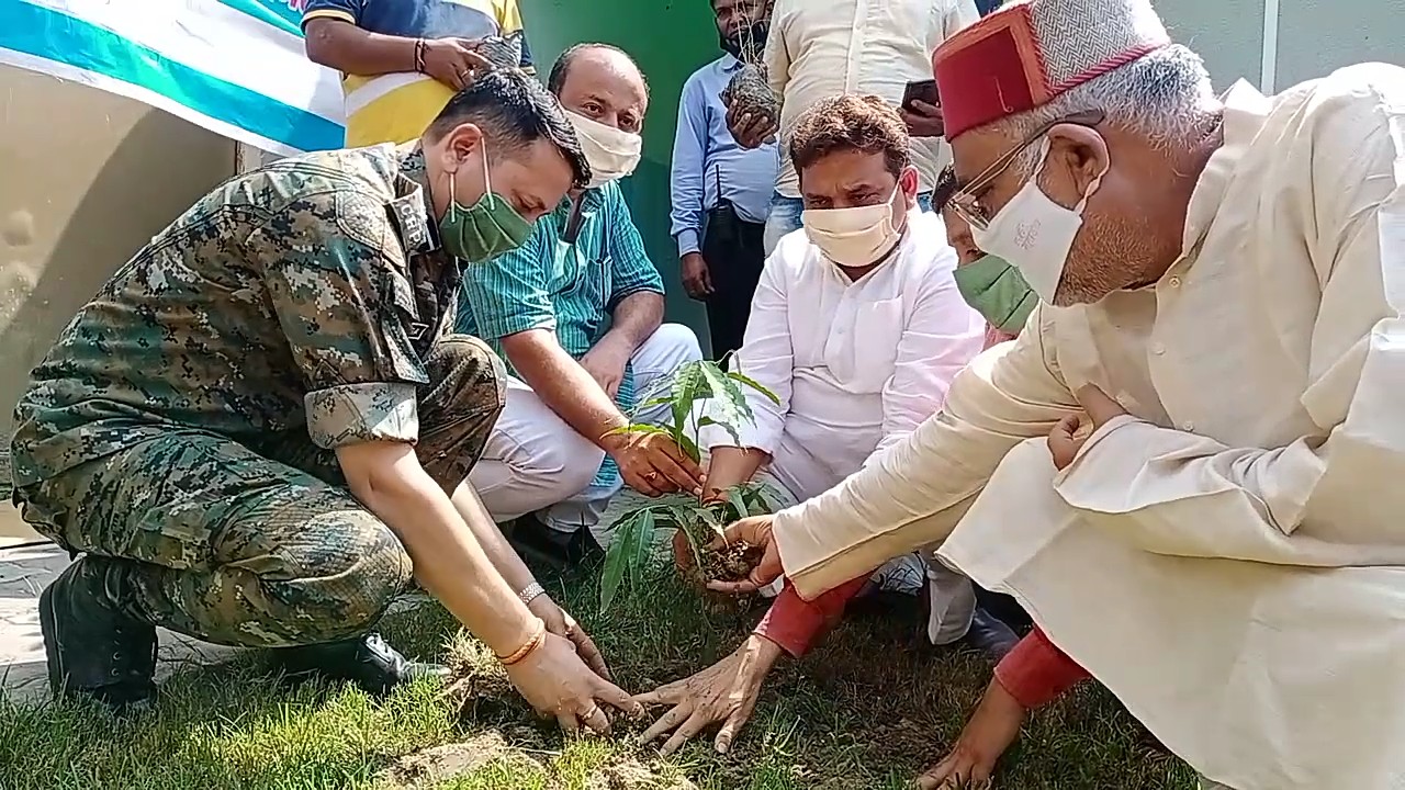 leaders paid tribute to mahatma gandhi in uttar pradesh