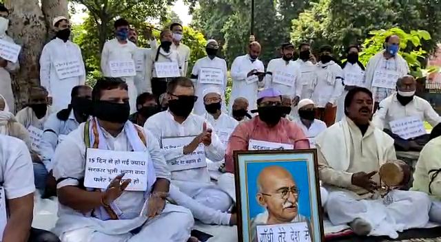 leaders paid tribute to mahatma gandhi in uttar pradesh