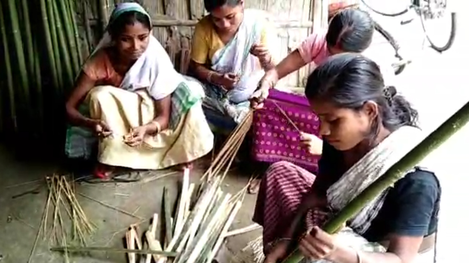 বাঁহৰ ঝাৰু বিক্ৰী কৰি স্বাৱলম্বী হৈছে ধেমাজিৰ তিনিটা পৰিয়াল