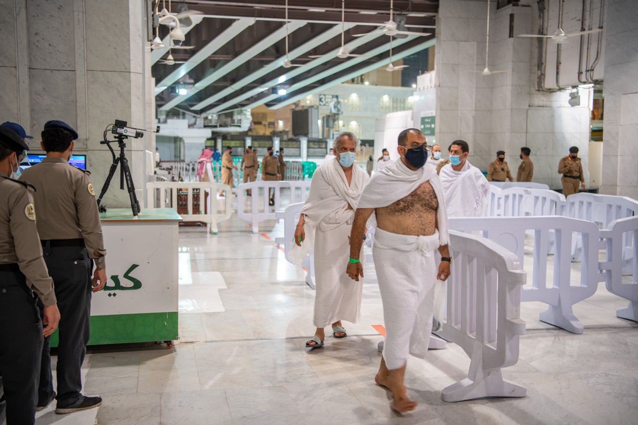 first pilgrims arrive at grand mosque of mecca