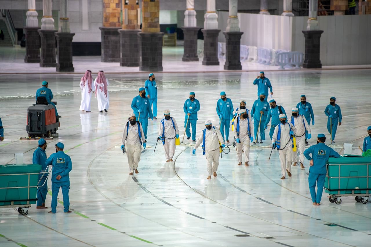 first pilgrims arrive at grand mosque of mecca