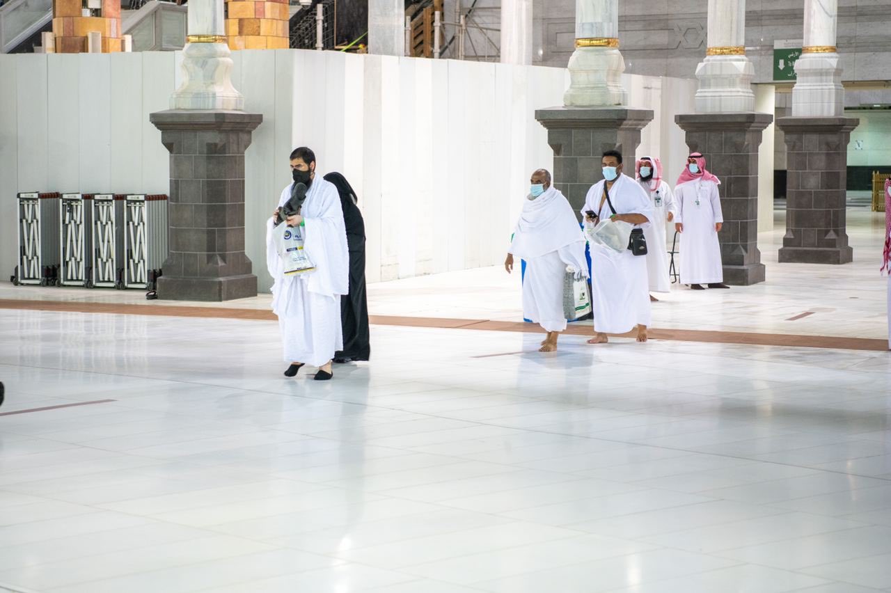 first pilgrims arrive at grand mosque of mecca