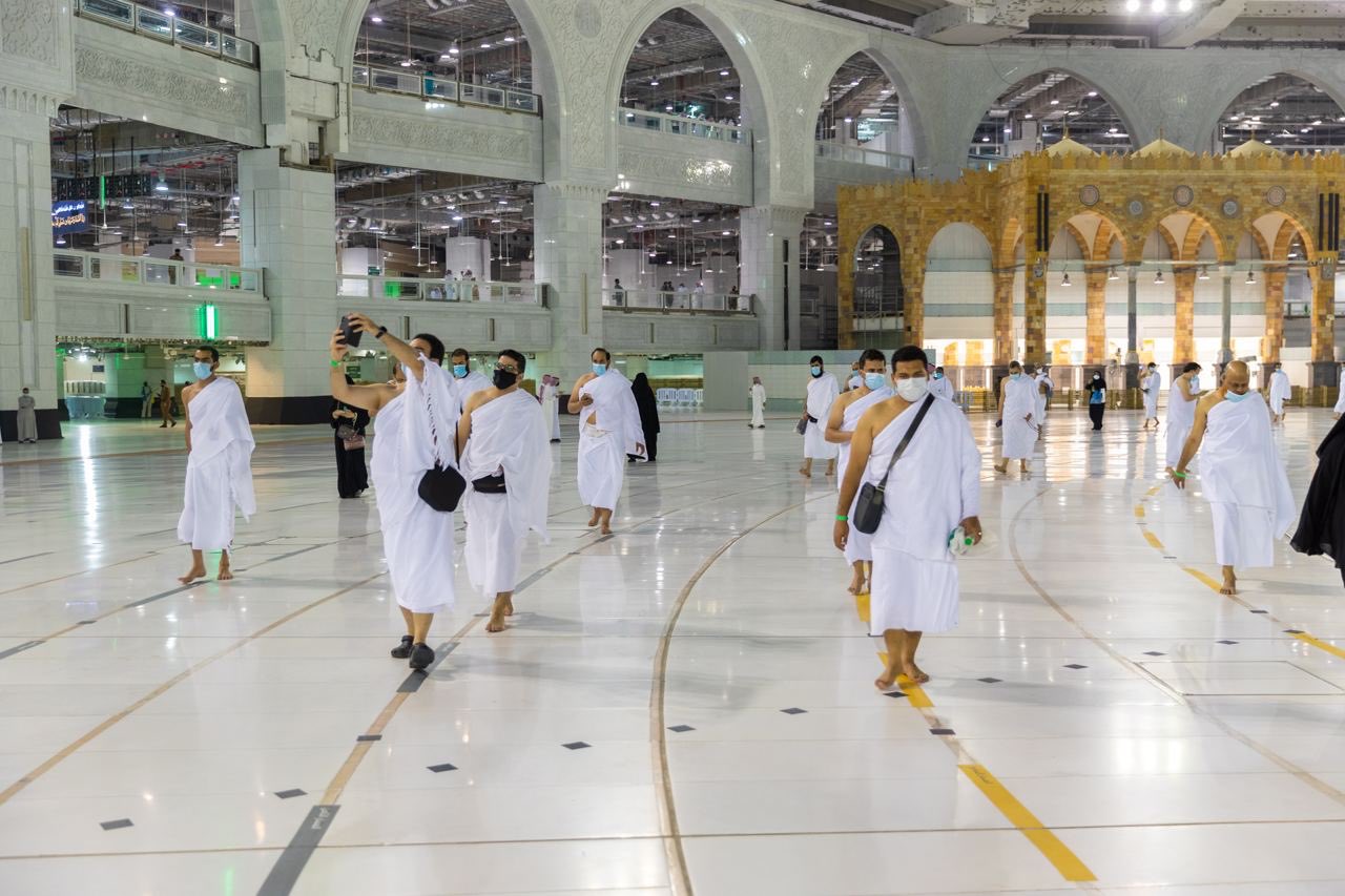 first pilgrims arrive at grand mosque of mecca