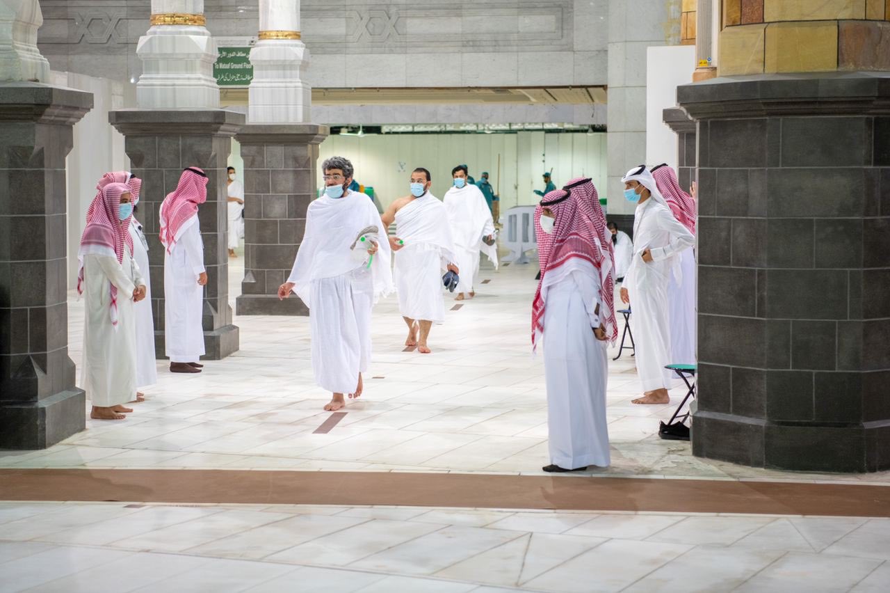 first pilgrims arrive at grand mosque of mecca