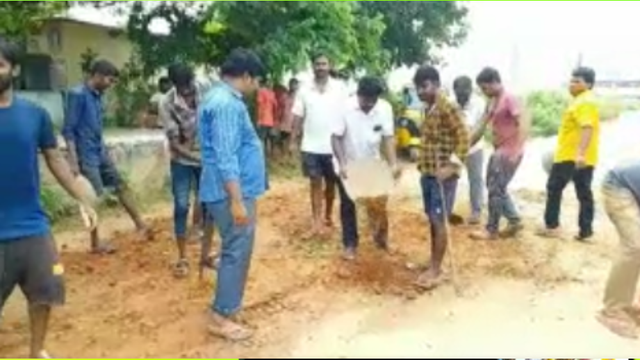 Road repair works done by Khammam youth