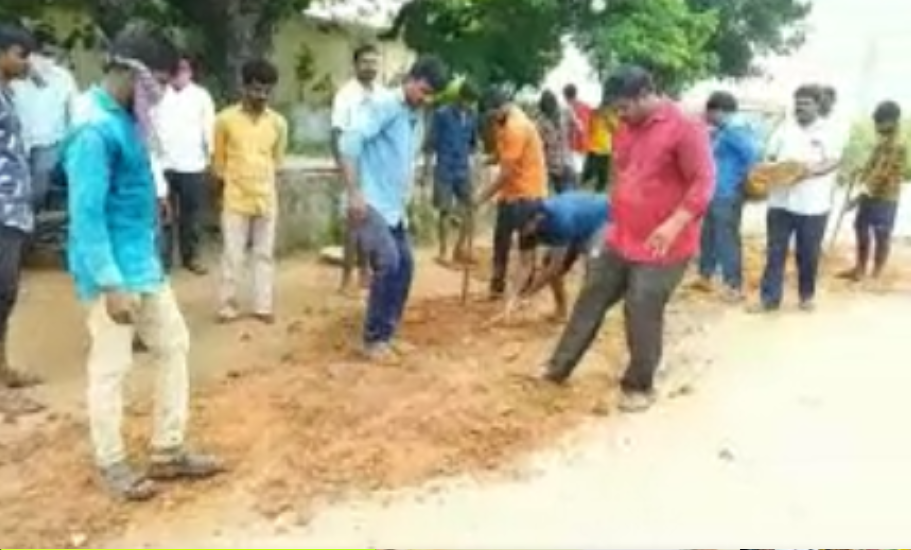 Road repair works done by Khammam youth