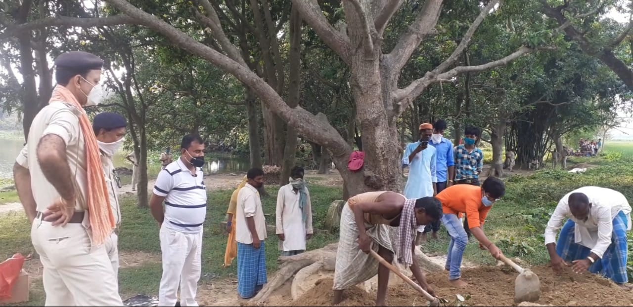 कब्र से शव को निकाला बाहर