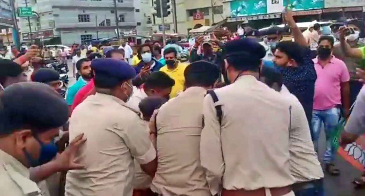 clash between police and bjp workers in Korba