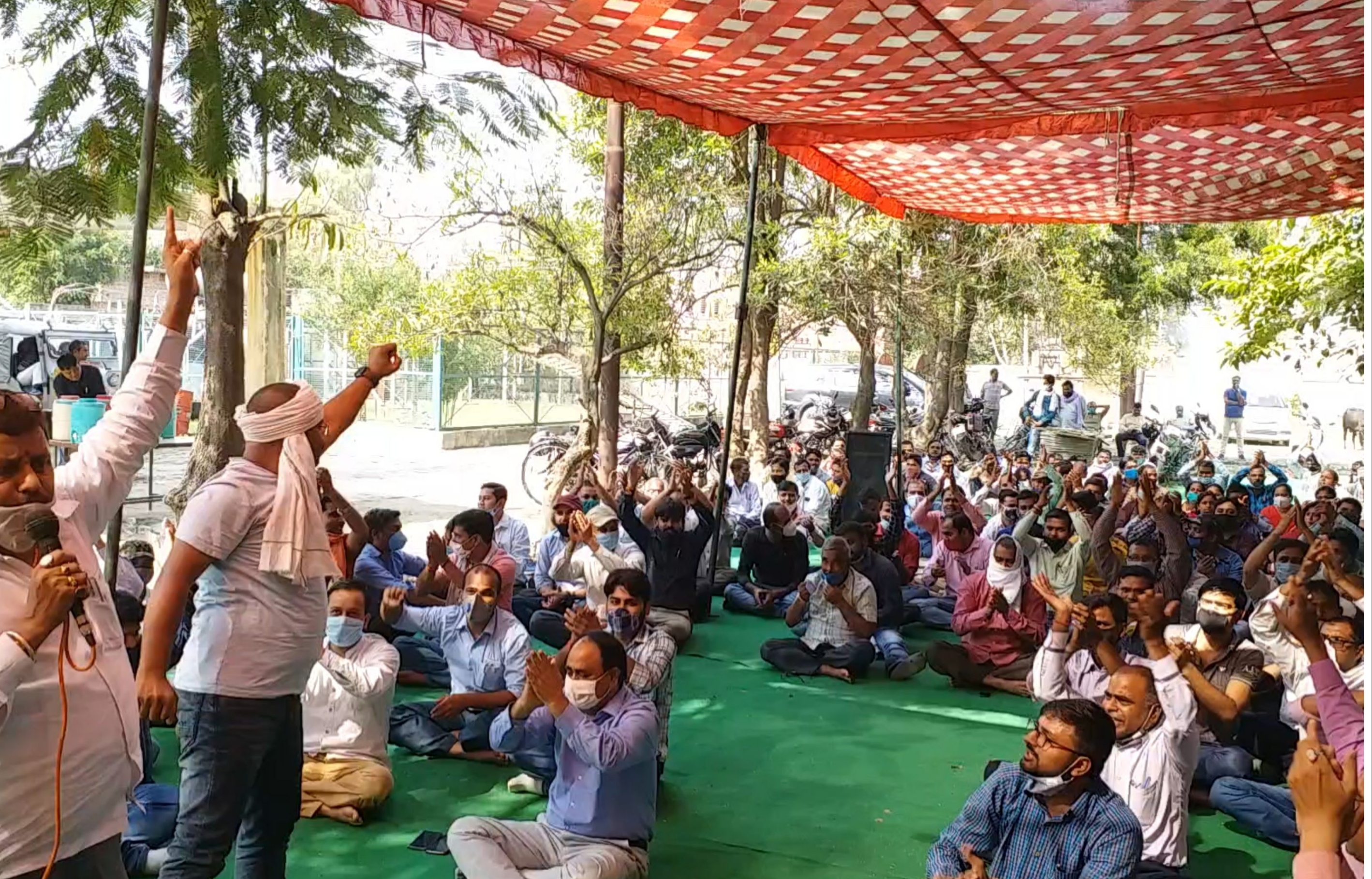 हरदोई में कर्मचारियों को सता रही दो जून की रोटी की चिंता.