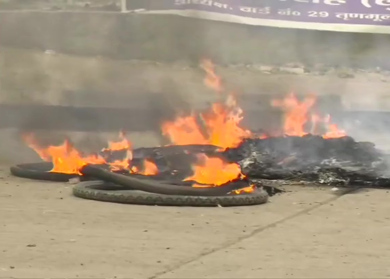 BJP workers set ablaze tires in Howrah