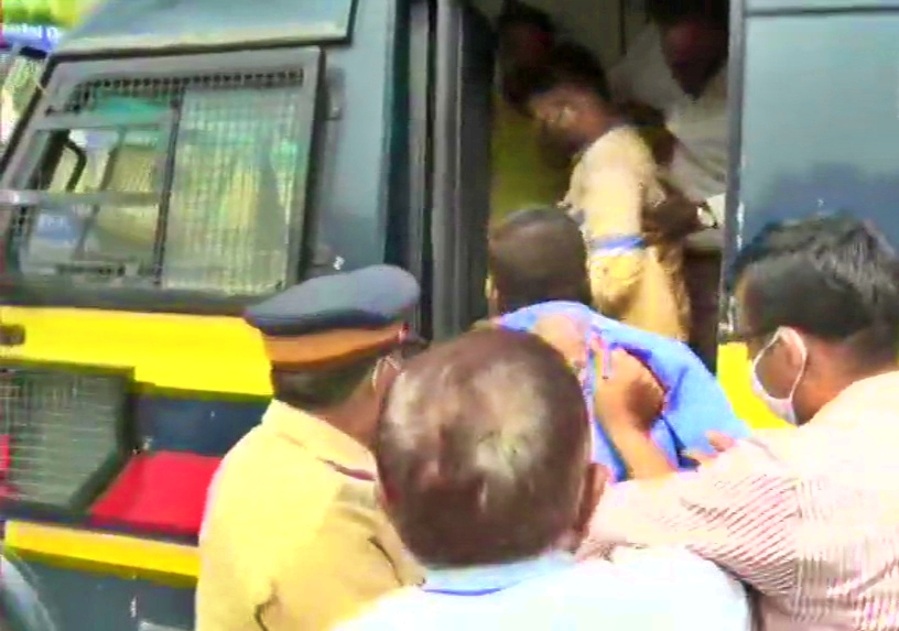 BJP leaders detained  attempting to enter  Siddhivinayak temple  Prasad Lad  reopening of Siddhivinayak temple  സിദ്ധിവിനായക് ക്ഷേത്രത്തിൽ പ്രവേശിക്കാൻ ശ്രമം; ബിജെപി നേതാക്കള്‍ കസ്റ്റഡിയില്‍  സിദ്ധിവിനായക് ക്ഷേത്രം  ഉദ്ദവ് താക്കറെ  പ്രസാദ് ലാഡ്