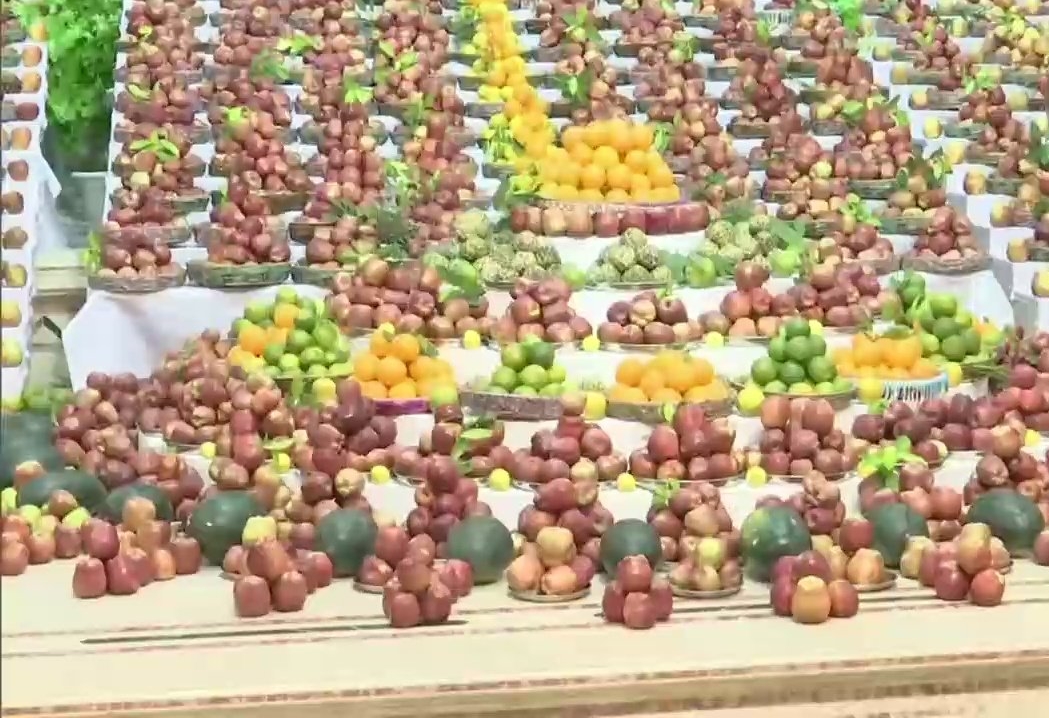 Around 3000 kgs of apple put at display at Shree Swaminarayan Mandir in Ahmedabad