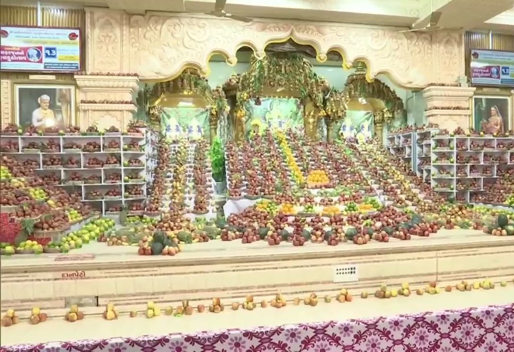 Around 3000 kgs of apple put at display at Shree Swaminarayan Mandir in Ahmedabad