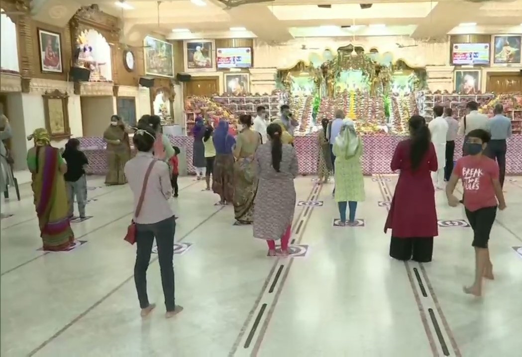 Around 3000 kgs of apple put at display at Shree Swaminarayan Mandir in Ahmedabad