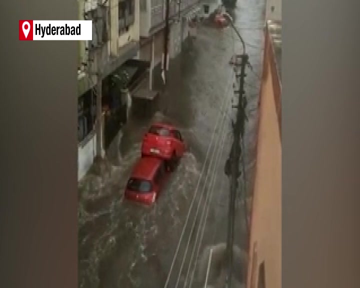 Hyderabad Rains  Rains lash Hyderabad  Rains lash Telangana and Andhra Pradesh  13 killed as heavy rains batter Hyderabad  areas submerged as heavy rains batter Hyderabad  തെലങ്കാനയിൽ കനത്ത മഴ തുടരുന്നു  ആന്ധ്രയിലും തെലങ്കാനയിലും മഴ തുടരുന്നു  മഴയിൽ 13 മരണം  റോഡുകളിൽ വലിയ ട്രാഫിക്  തെലങ്കാനയിൽ വെള്ളക്കെട്ട്  ഹൈദരബാദിൽ കനത്ത മഴ