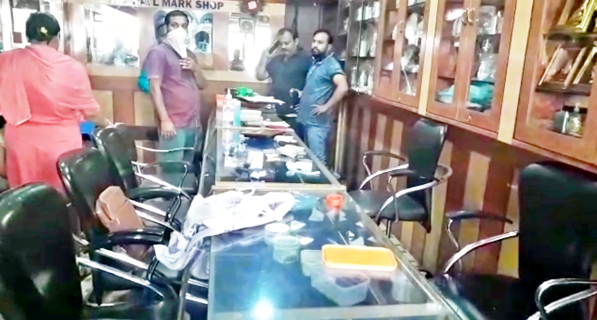 25 lakh stolen from a jewelery shop in Patna.