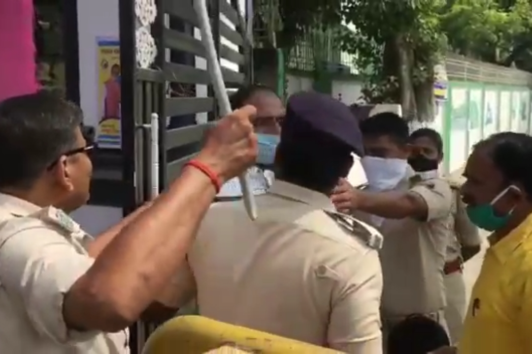 lathicharge during nomination in hazipur, हाजीपुर में नामांकन के दौरान चली पुलिस की लाठी