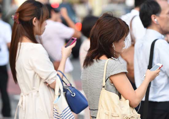 Mobile phone users follow unique rules in Japan