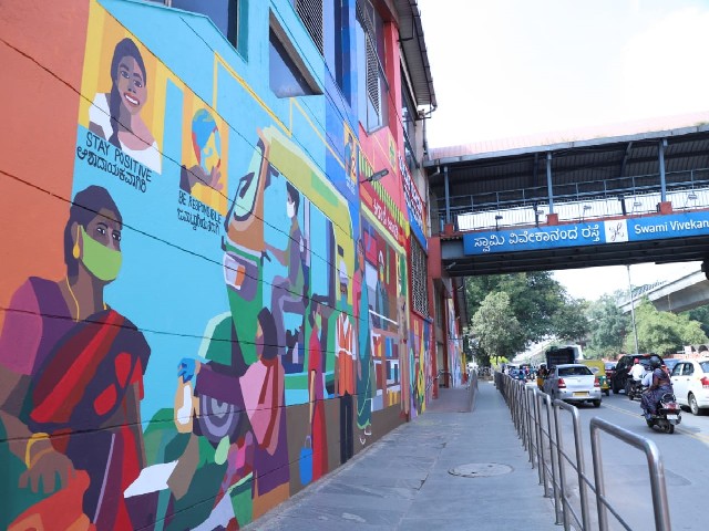 Corona Warriors wall painting is Attracting Everyone at Vivekananda Metro Station!