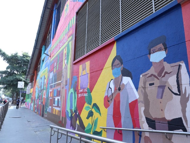 Corona Warriors wall painting is Attracting Everyone at Vivekananda Metro Station!