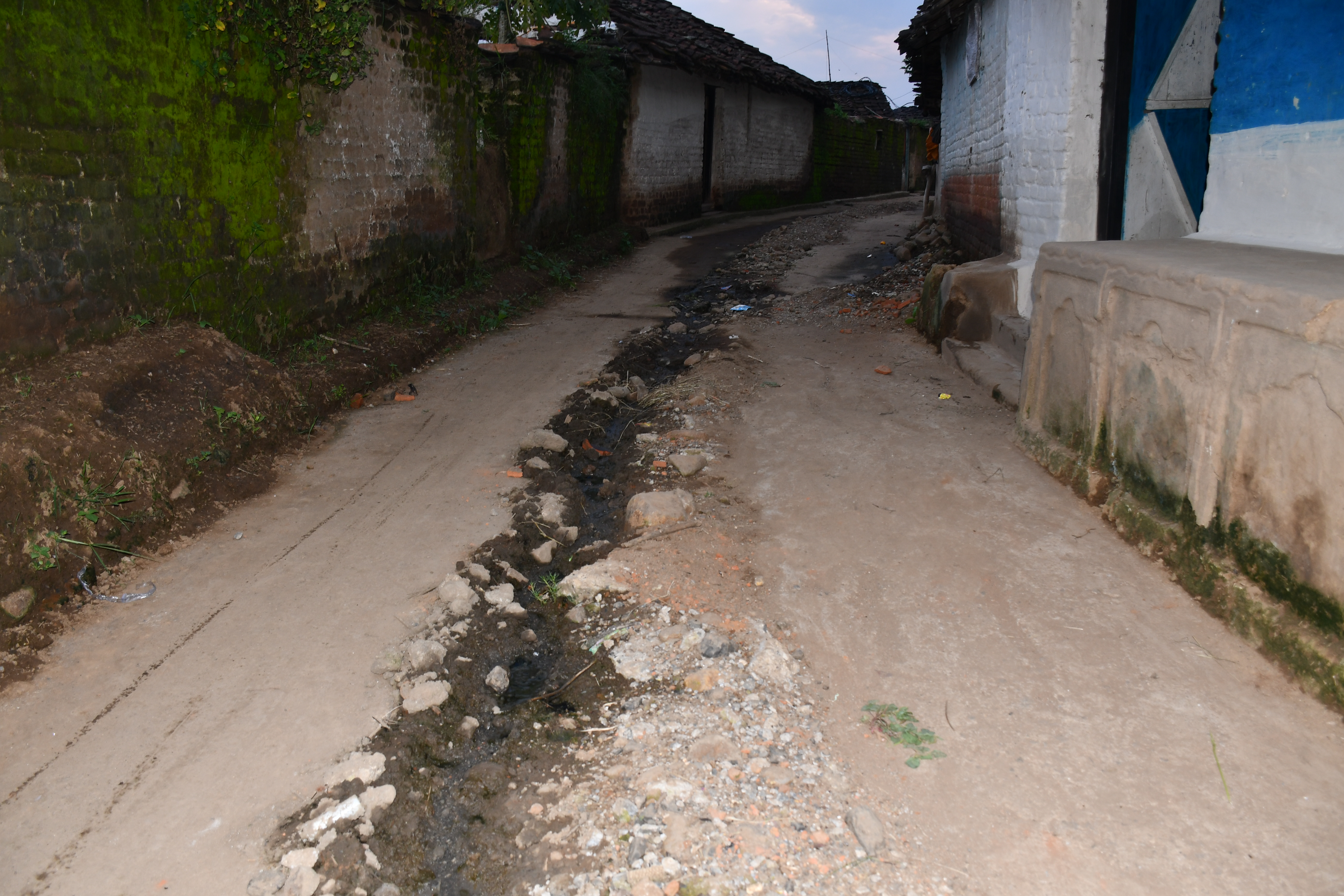 Poor construction done in pati charagavaan Panchayat in Jabalpur