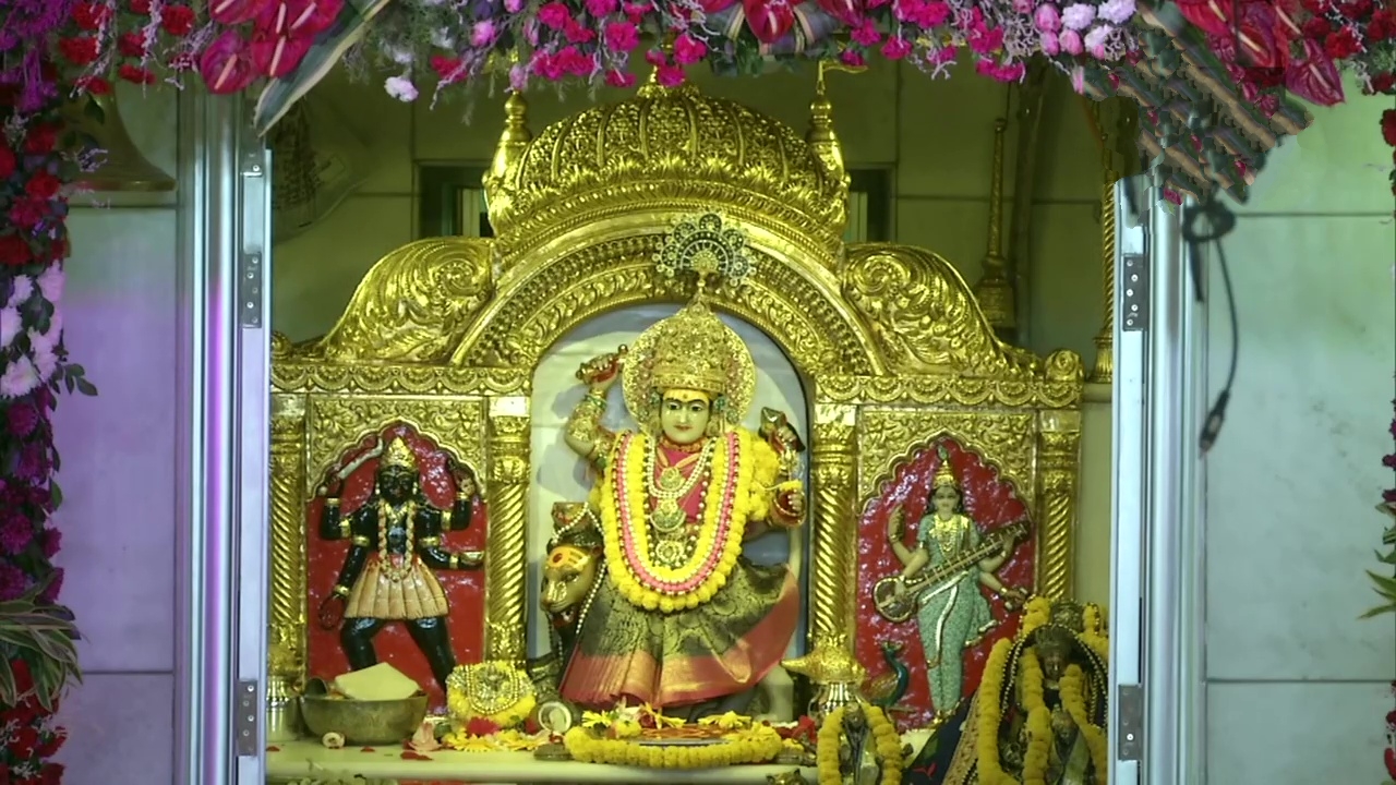 Prayers being offered at Jhandewalan Temple in Delhi on the first day of #Navratri, today.