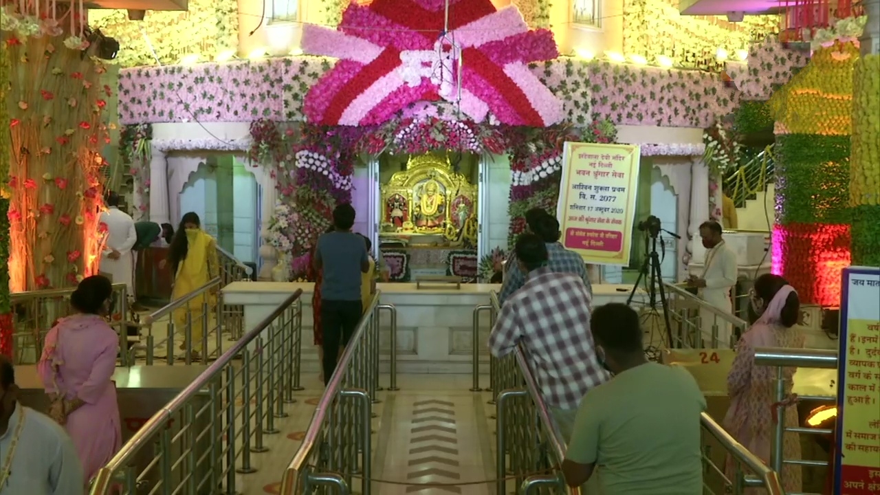 Prayers being offered at Jhandewalan Temple in Delhi on the first day of #Navratri, today.