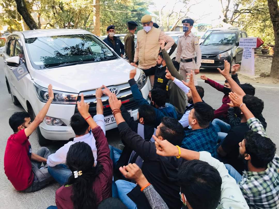 ABVP activists stop VC car