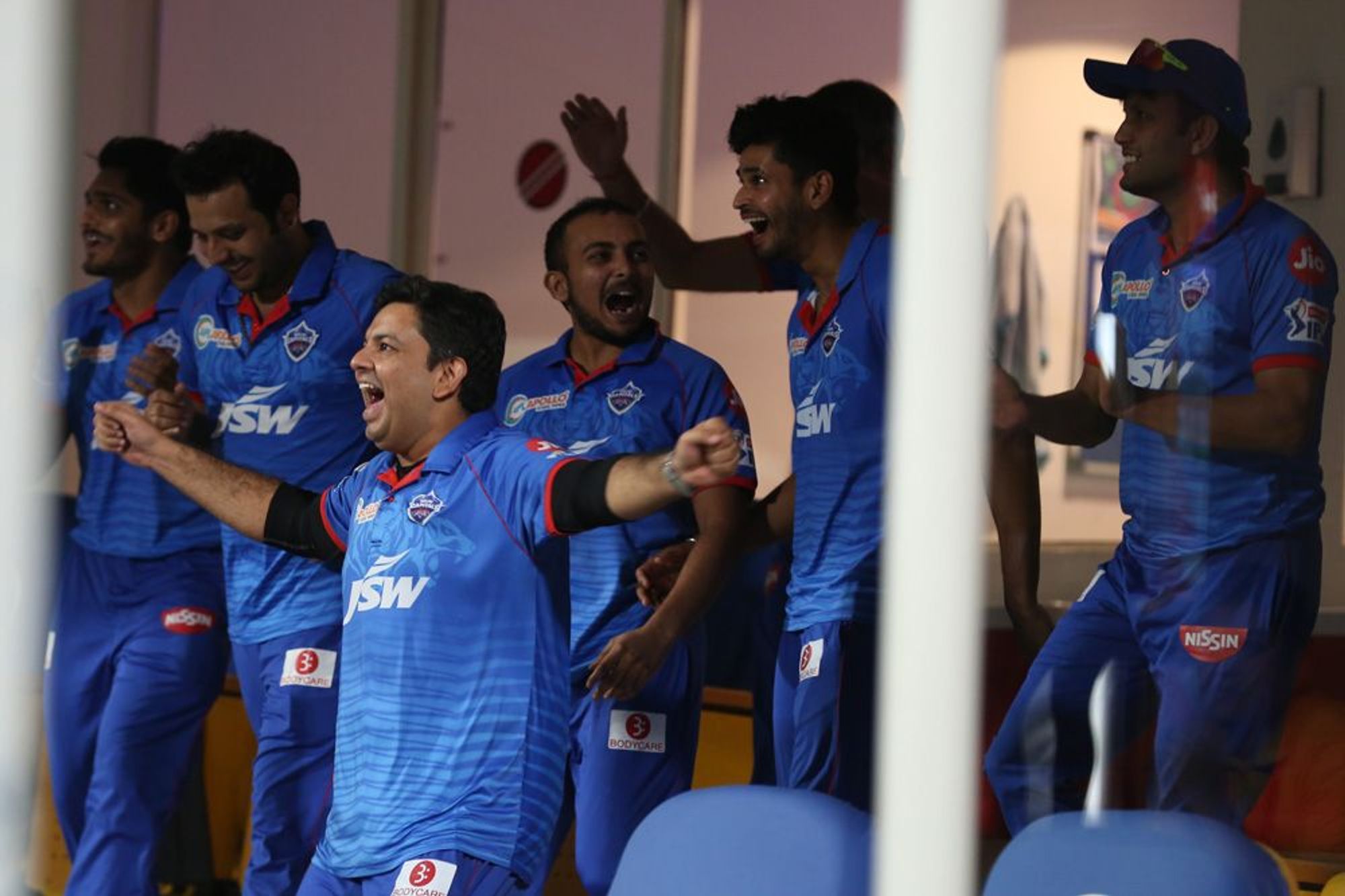 डगआउट में जीत का जश्न मनाते दिल्ली कैपिटल्स के खिलाड़ी