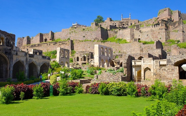 golconda fort wall fell down