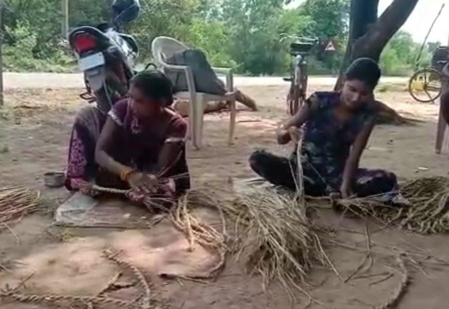 villagers of Chandrapur are running their house by making a rope