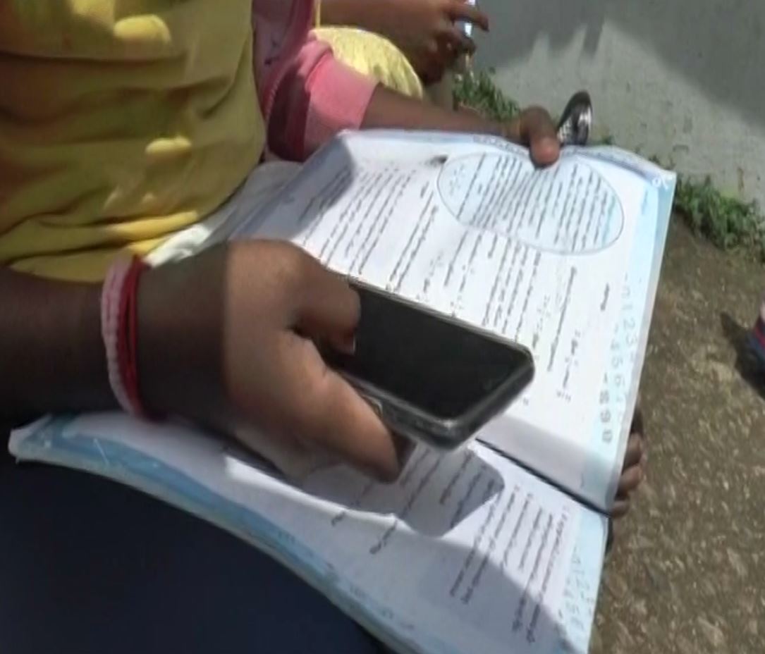 taking online classes becomes uphill task for children in keralas mattupetty