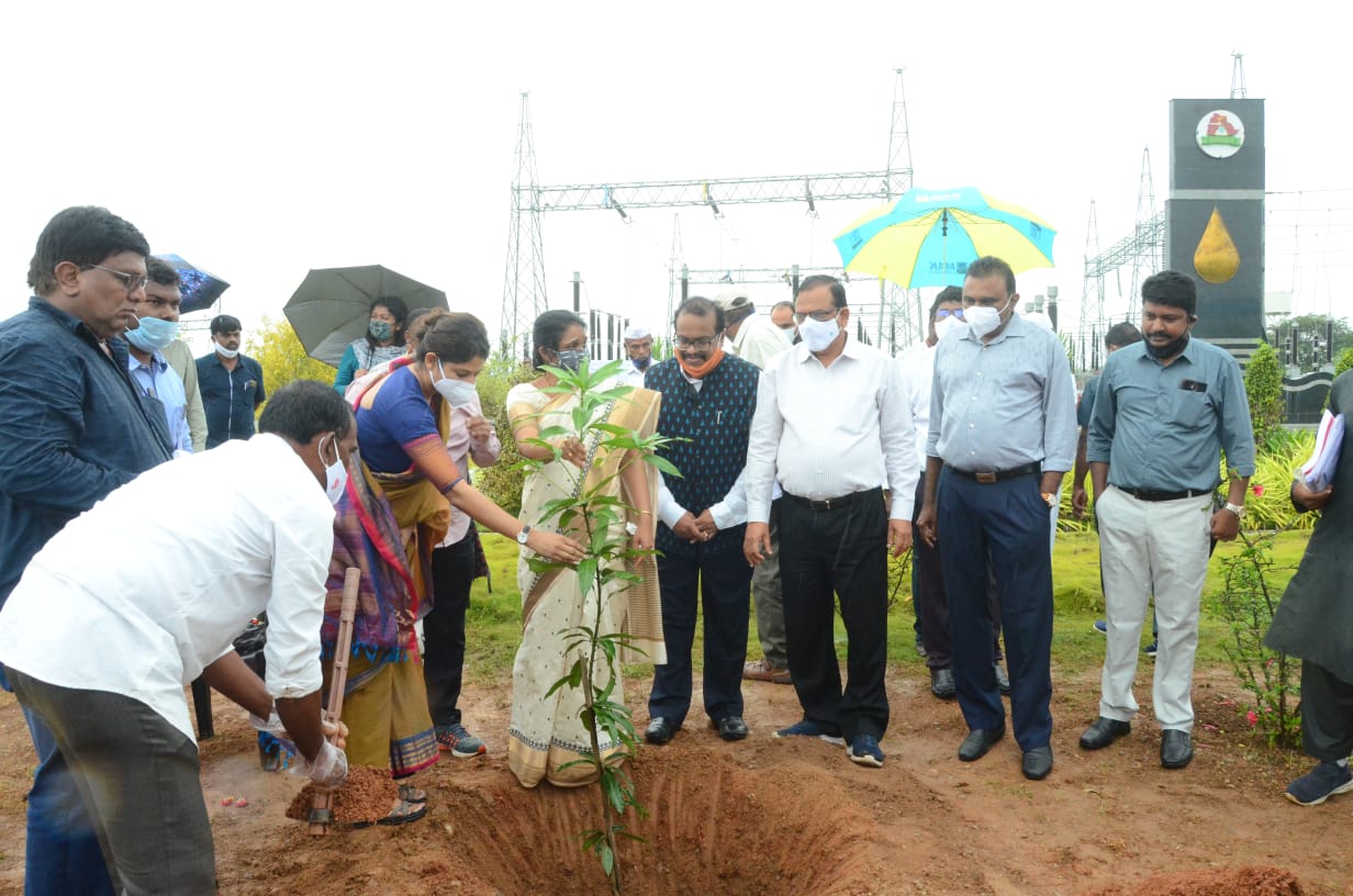 అధికారులతో కలిసి మొక్కలు నాటిన స్మితా సబర్వాల్