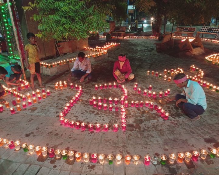 દીવા દ્વારા મા, ઓમ, ત્રિશૂળ, કુંભ જેવા આકાર તૈયાર કરવામાં આવ્યાં હતાં