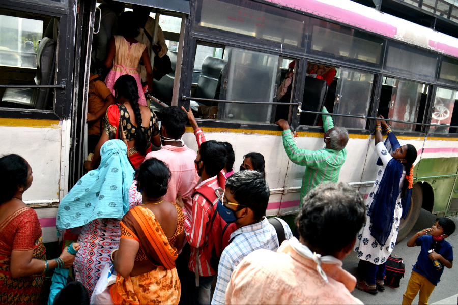 passengers rush in hyderabad busstands due to dusshera