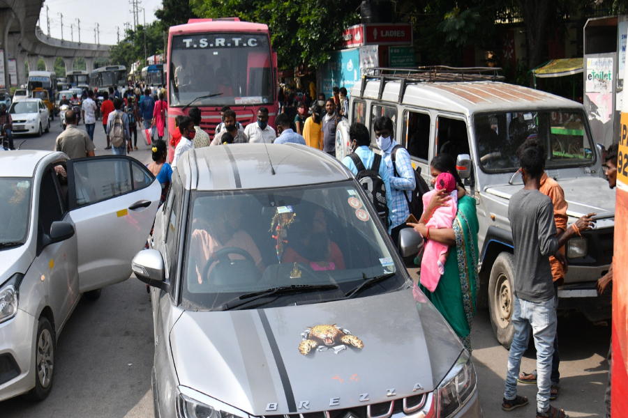 passengers rush in hyderabad busstands due to dusshera