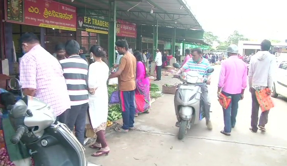 people Buying onion at Shivamogga market