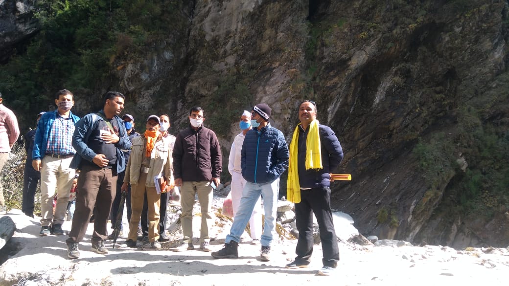 dm-mayur-dixit-inspected-the-walkways-of-yamunotri-dham