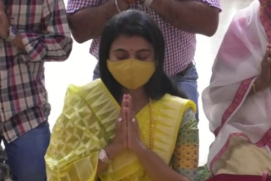 Actress Aimi Boruah distributed 30 thousand mask at Jagiroad