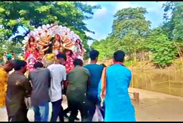 অশ্ৰুসিক্ত নয়নেৰে মঙলদৈবাসীয়ে বিদায় জনালে দুৰ্গতিনাশিনীক