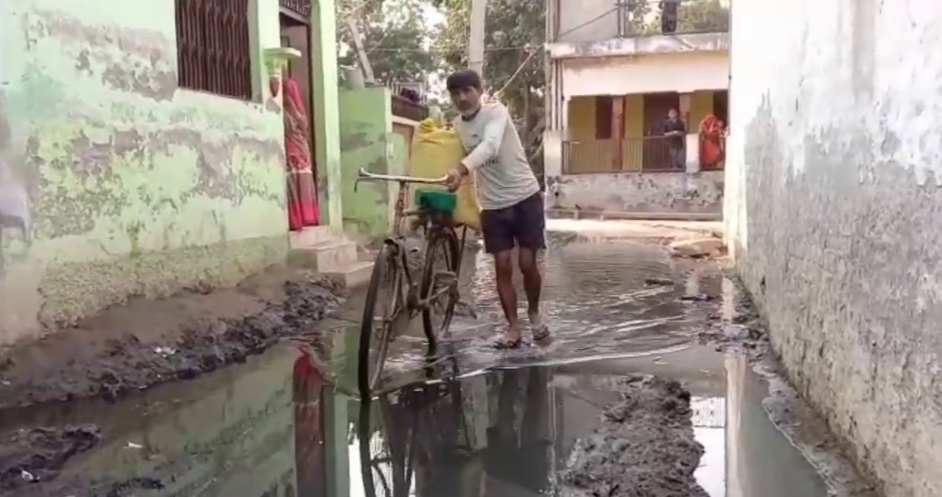 ग्राम पंचायत खलोया के मुख्य सड़क पर जलभराव