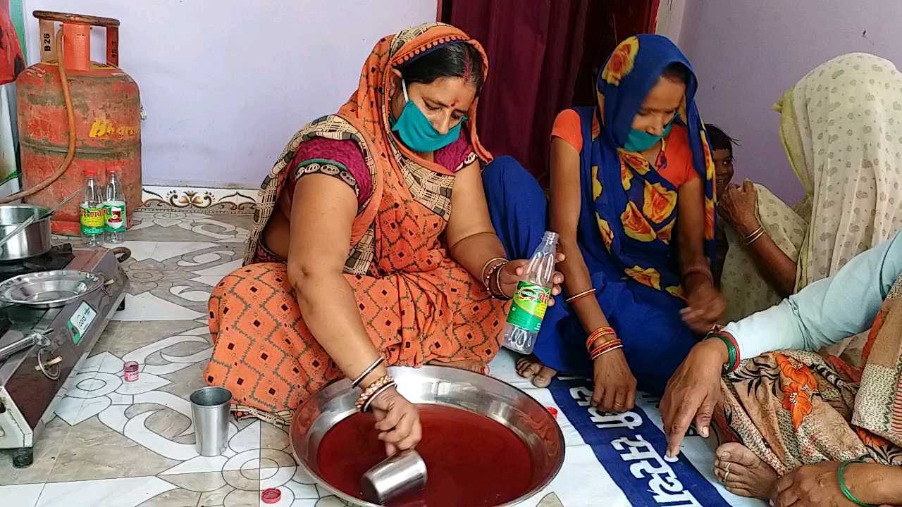 women of Mandumar village in Tikamgarh made desi sherbet from berry