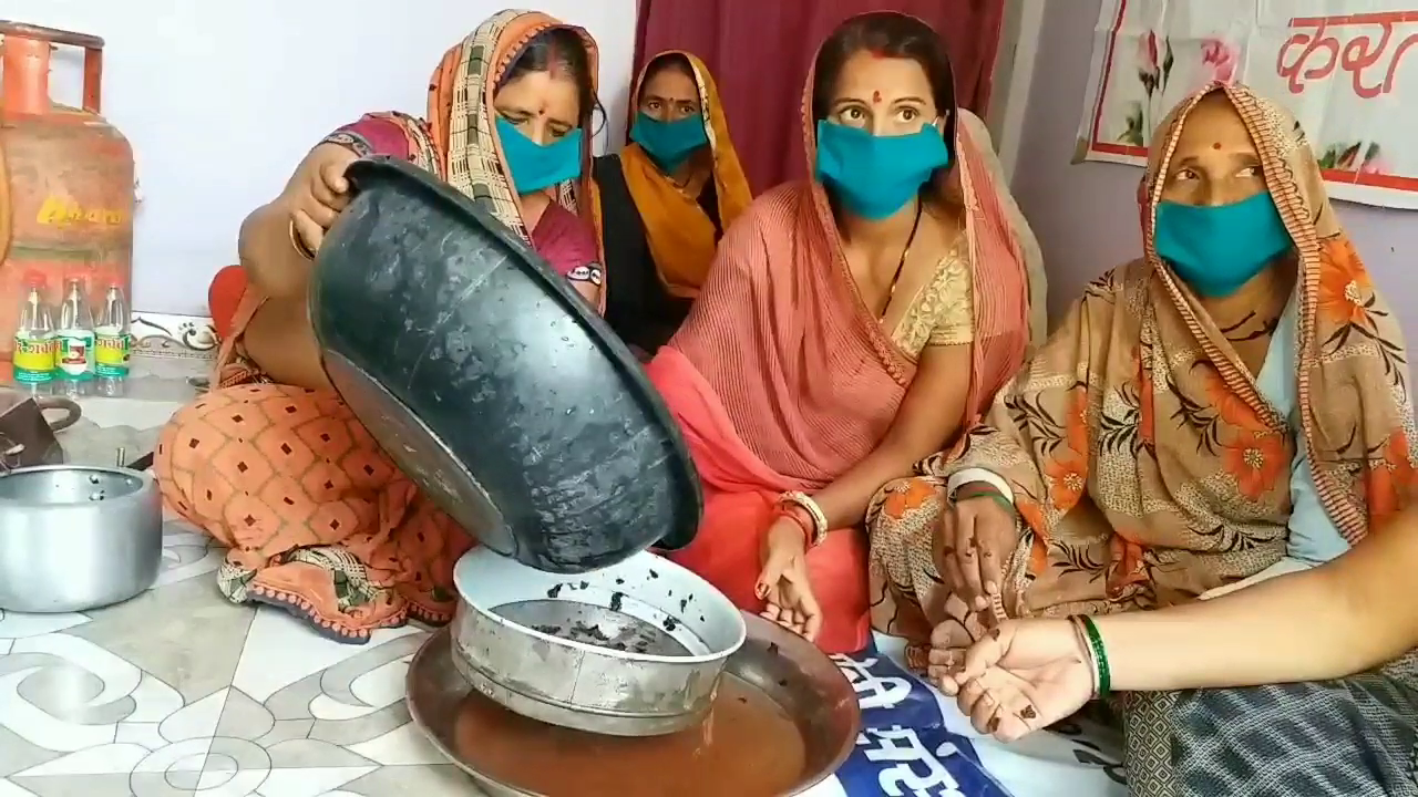 women of Mandumar village in Tikamgarh made desi sherbet from berry