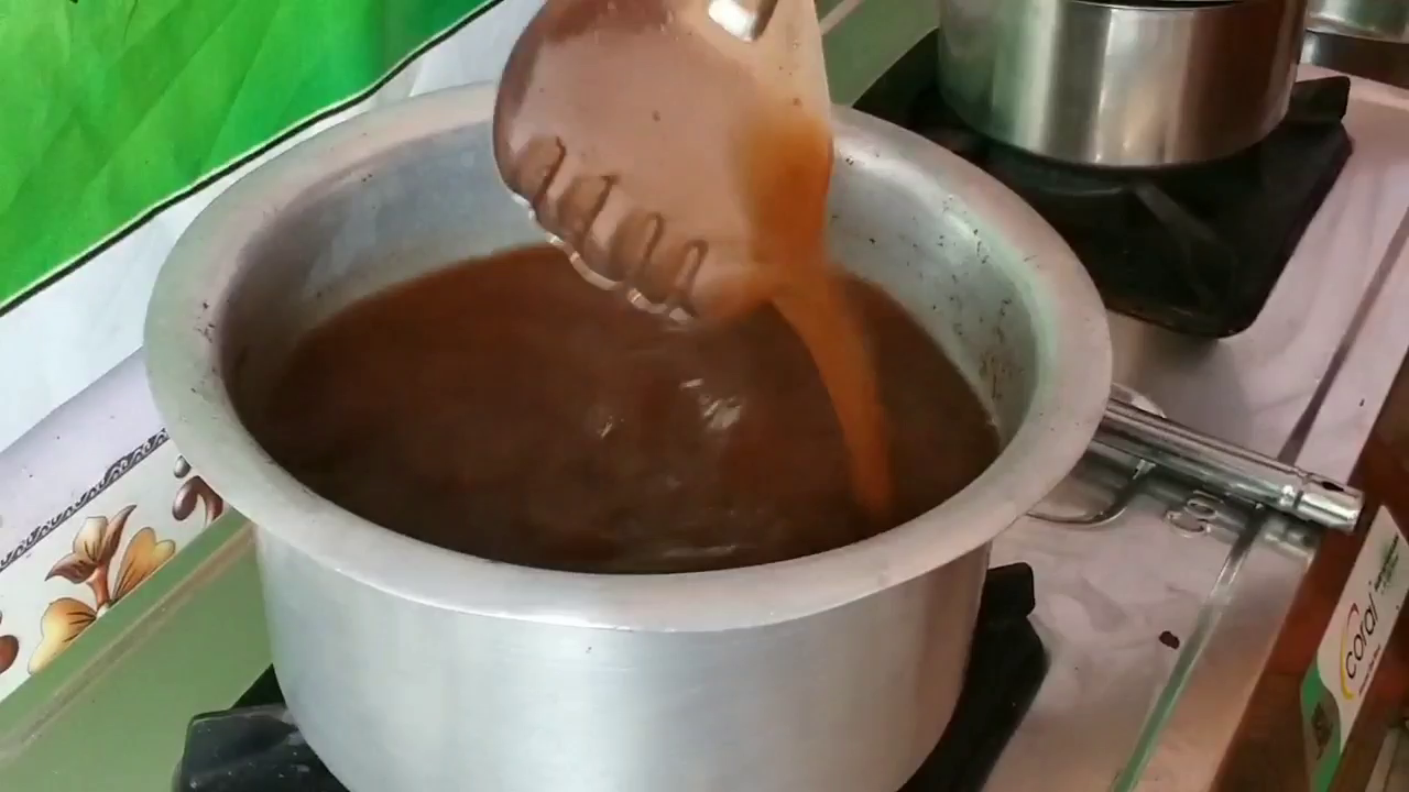 women of Mandumar village in Tikamgarh made desi sherbet from berry