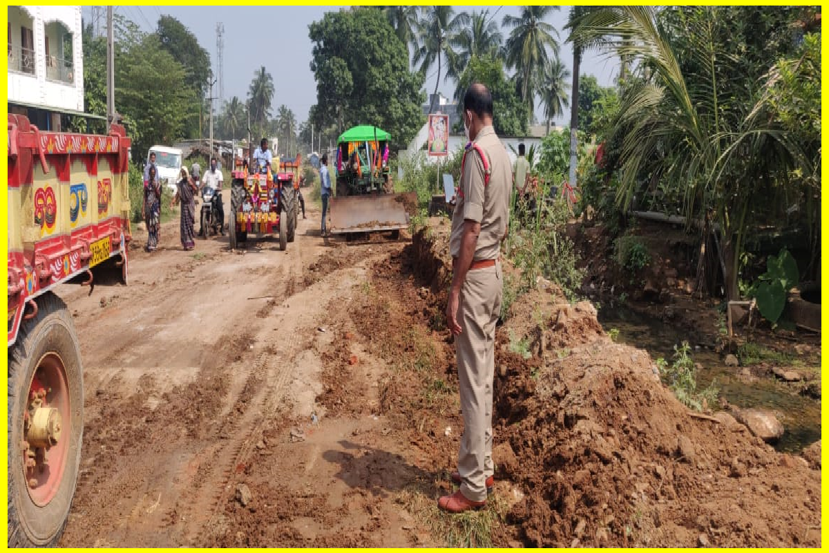 పోలీసులు భేష్ : అధ్వాన రోడ్లకు ఖాకీల మరమ్మతులు