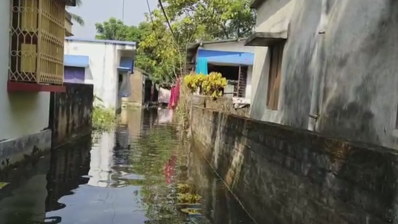 জলে ডুবে গোটা এলাকা